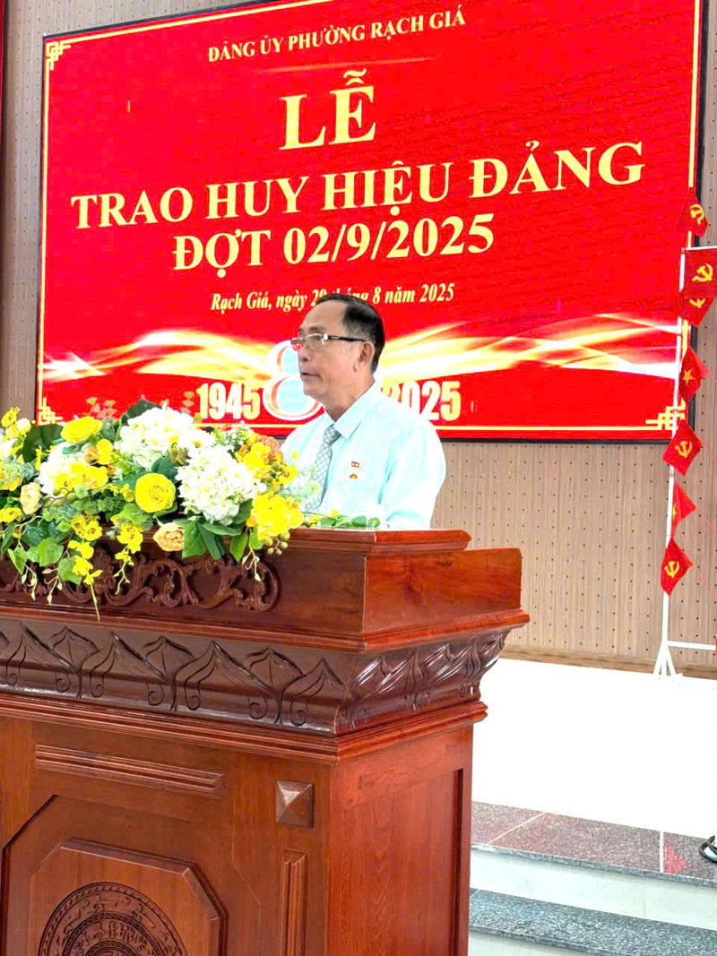ảnh: đảng viên Trần Hoàng Khanh phát biểu tại buổi Lễ